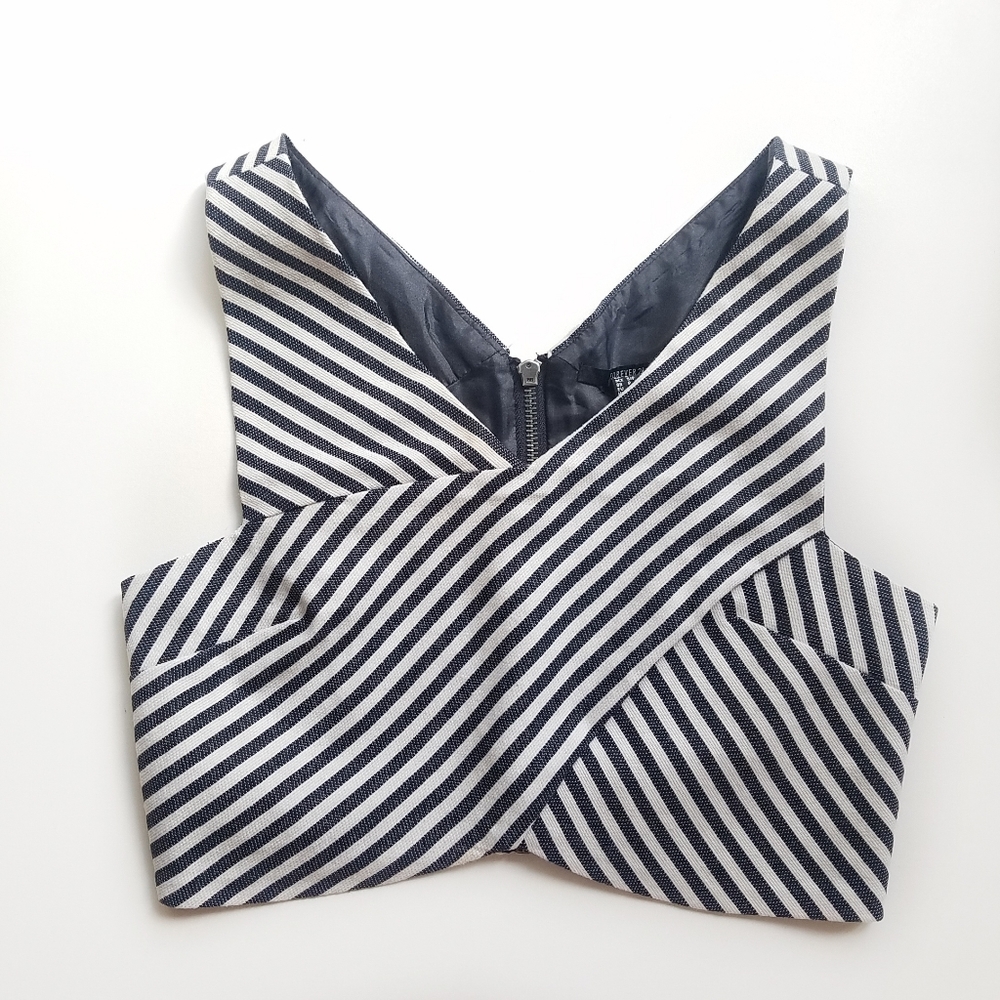 Forever 21 | Sleeveless Striped V-neck crisscross Crop top Size Small